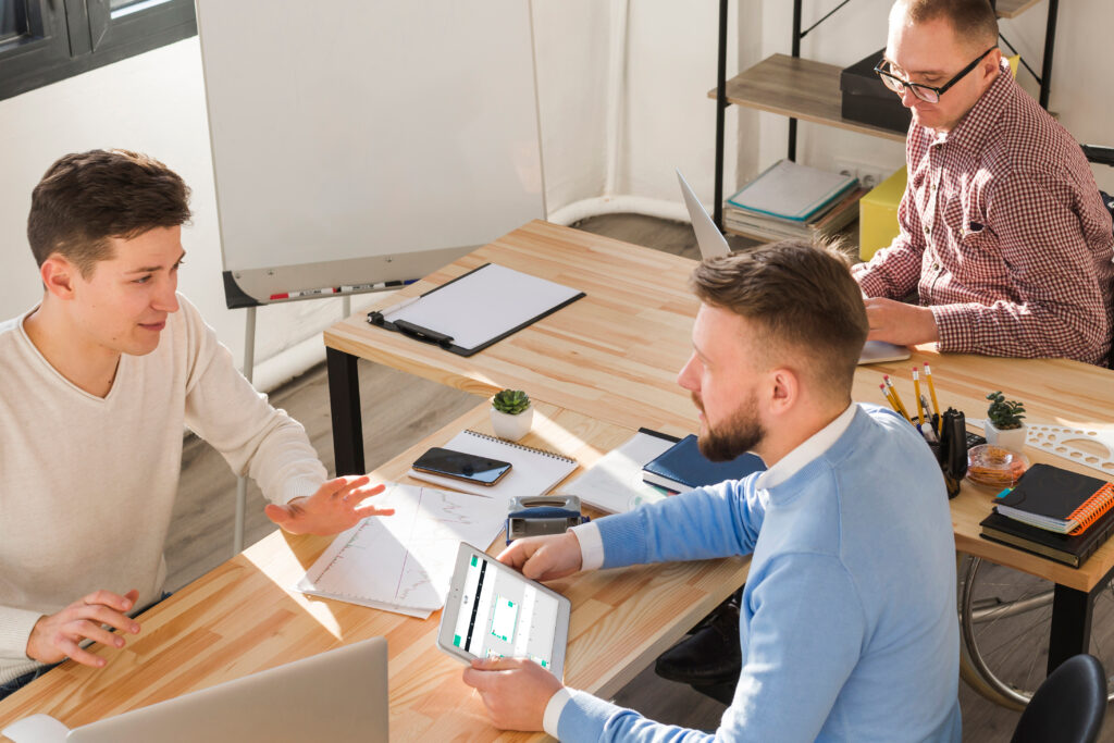 team-discutendo-organizzando-lavoro-computer